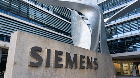 Der Schriftzug «Siemens» vor der Firmenzentrale. / Foto: Sven Hoppe/dpa