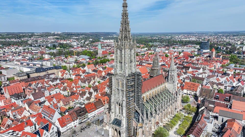 Das Münster (Aufnahme mit Drohne). Das Ulmer Münster kämpft mit bröckelndem Putz, Schimmel, Rissen und dem Klimawandel. / Foto: Jason Tschepljakow/dpa