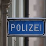 Ein Schild mit der Aufschrift Polizei vor einer Polizeiwache. / Foto: Bernd Weißbrod/dpa