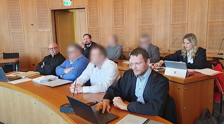 Die vier Angeklagten sitzen beim Prozessauftakt Mitte März mit ihren Verteidigern Anke Zimmermann (hinten, r), 
Mathias Bradler (hinten, l), Peter Kolb (vorn, r) und Frank Kretzschmar im Gerichtssaal im Landgericht. / Foto: Martin Höke/dpa