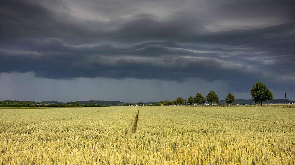 Gewitterwolken ziehen über die Region Augsburg. / Foto: Bernd März/dpa