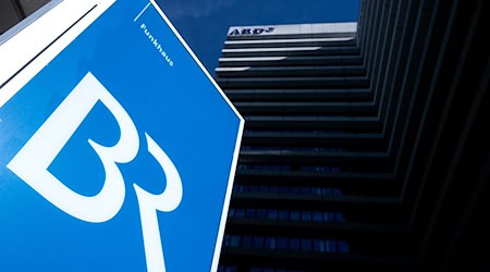 Das Logo vom Bayerischen Rundfunk (BR) ist am Funkhaus zu sehen. / Foto: Sven Hoppe/dpa/Archivbild