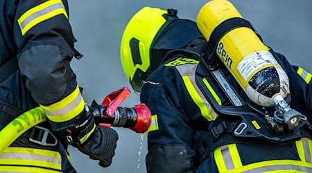 Feuerwehrleute bereiten einen Löschangriff vor. / Foto: David Inderlied/dpa/Symbolbild