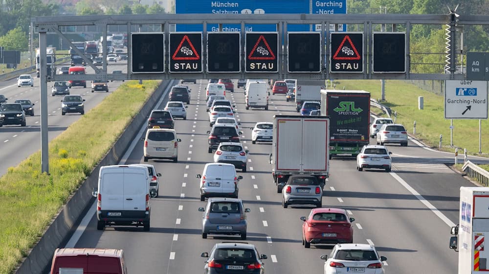 LKW und PKW stauen sich auf der Autobahn A8 in Richtung München. / Foto: Peter Kneffel/dpa
