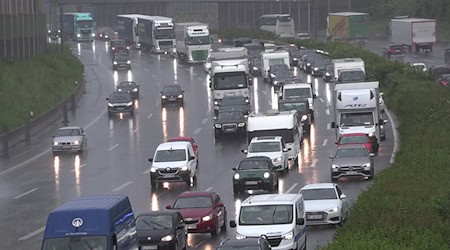 Autos stauen sich bei Regen auf der Autobahn 3 in Richtung Oberhausen. / Foto: Sascha Thelen/dpa