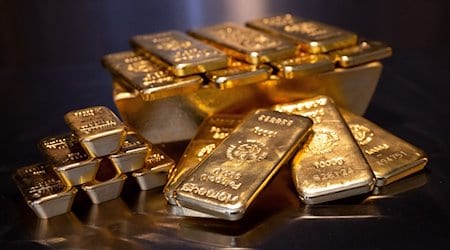Goldbarren in unterschiedlicher Größe liegen bei einem Edelmetallhändler in einem Tresor auf einem Tisch. / Foto: Sven Hoppe/dpa
