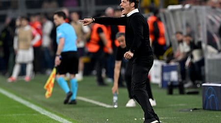Dortmunds Trainer Edin Terzic gibt taktische Anweisungen. / Foto: Federico Gambarini/dpa