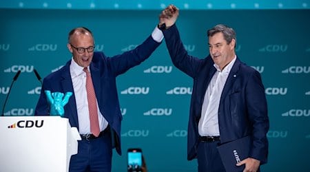 Friedrich Merz (l), CDU-Bundesvorsitzender, steht neben Markus Söder (CSU), Ministerpräsident von Bayern, nach dessen Rede beim CDU-Bundesparteitag. / Foto: Michael Kappeler/dpa
