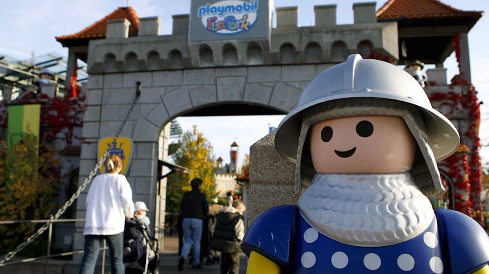 Eine überdimensionale Playmobil-Ritterfigur steht am Eingang des Playmobil-FunParks in Zirndorf bei Nürnberg. / Foto: Daniel Karmann/dpa