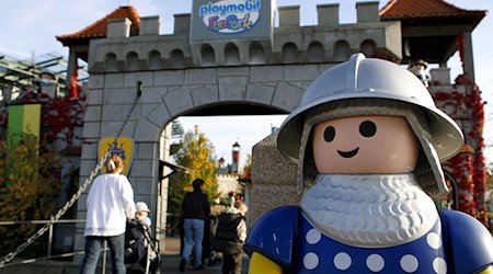 Eine überdimensionale Playmobil-Ritterfigur steht am Eingang des Playmobil-FunParks in Zirndorf bei Nürnberg. / Foto: Daniel Karmann/dpa