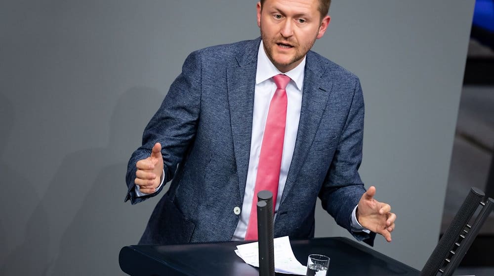 Wolfgang Stefinger (CSU) spricht bei der Beratung des Etats vom Bundesministerium für wirtschaftliche Zusammenarbeit und Entwicklung im Deutschen Bundestag. / Foto: Bernd von Jutrczenka/dpa