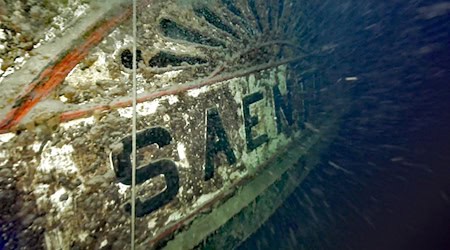 Das Dampfschiff «Säntis» ist auf dem Grund des  Bodensees zu sehen. Am 2. Mai 1933 wurde es ausgemustert und im See versenkt. Ein Verein aus Romanshorn will das rund 130 Jahre alte Dampfschiff aus 210 Metern Tiefe bergen und ausstellen. / Foto: Schiffsbergeverein/Schiffsbergeverein/dpa