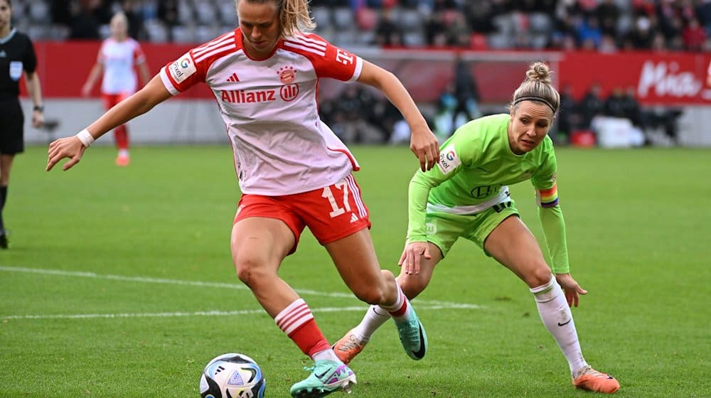 Bayerns Klara Bühl (l) kämpft mit Wolfsburgs Svenja Huth um den Ball. / Foto: Angelika Warmuth/dpa