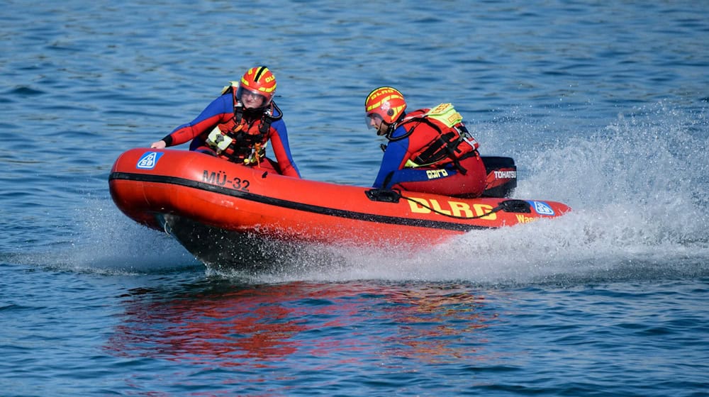 Wasserretter der Deutschen Lebens-Rettungs-Gesellschaft (DLRG) fahren in einem Schnellboot. / Foto: Matthias Balk/dpa/Symbolbild