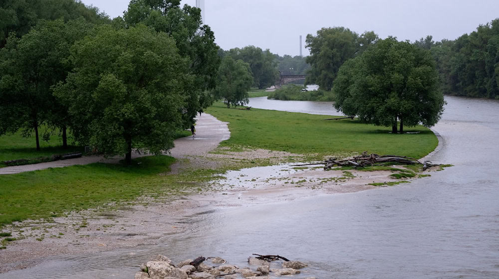 Die ersten Wiesenflächen sind am Ufer der Isar vom Wasser überspült. / Foto: Sven Hoppe/dpa