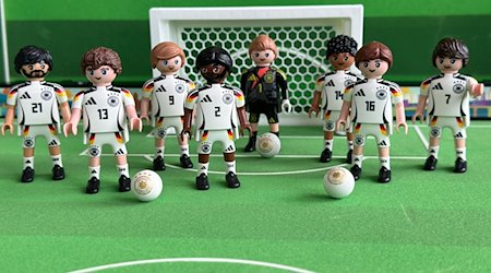 Vom 13. Mai bis 22. Juni sind insgesamt 18 verschiedene Playmobil DFB-Stars im Miniaturformat exklusiv im Edeka-Verbund verfügbar - 16 als Teil der Einzelfiguren-Kollektion, zwei ergänzende im «Torschuss-Set» für die Fußball-Europameisterschaft . / Foto: Playmobil/dpa