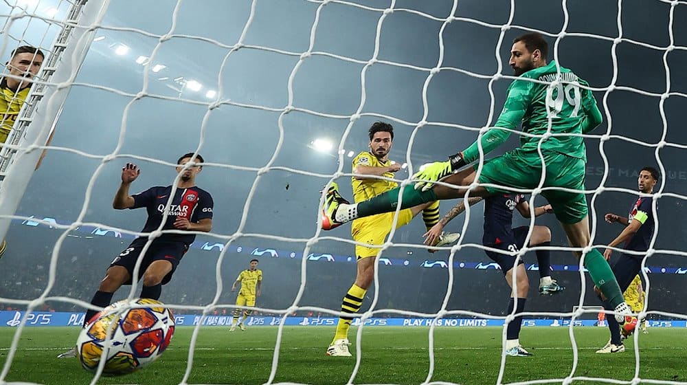 Dortmunds Mats Hummels (M) erzielt das Tor zum 0:1 gegen Torhüter Gianluigi Donnarumma (r) von PSG. / Foto: Franck Fife/AFP/dpa