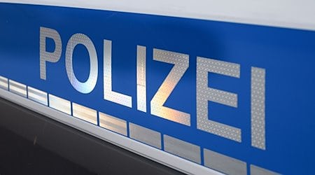 Der Polizei-Schriftzug auf einem Einsatzwagen. / Foto: Daniel Vogl/dpa/Symbolbild