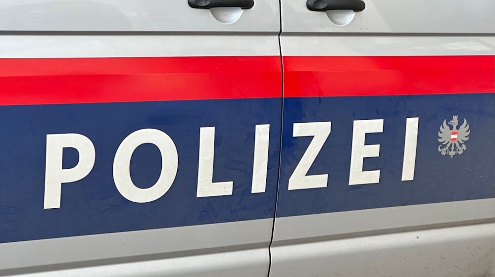 Der Schriftzug "Polizei" auf einem österreichischen Polizeiauto. / Foto: Matthias Röder/dpa