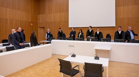 Oliver Bellenhaus (l-r), Mitangeklagter im Wirecard-Prozess, der früheren Wirecard-Vorstandschef Markus Braun sowie die Anwältinnen Maria -Theresa Herzog und Theres Kraußlach stehen beim Eintreten der Kammer im Gerichtssaal an ihrem Platz. / Foto: Peter Kneffel/dpa