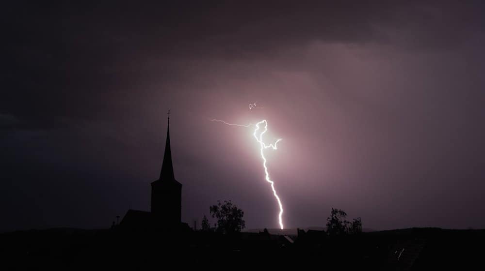 Blitze entladen sich aus einer Gewitterwolke. / Foto: Nicolas Armer/dpa/Symbolbild