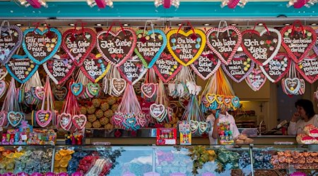 Lebkuchenherzen werden auf der Erlanger Bergkirchweih an einem Stand verkauft. In Erlangen wurde die Bergkirchweih mit dem traditionellen Bieranstich eröffnet. / Foto: Daniel Vogl/dpa