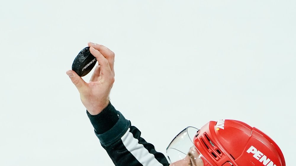 Ein Schiedsrichter hält den Puck in der Hand. / Foto: Uwe Anspach/dpa/Symbolbild
