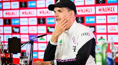 Münchens Trainer Thomas Tuchel reagiert nach dem Spiel bei der Pressekonferenz. / Foto: Tom Weller/dpa