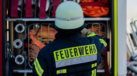 Ein Feuerwehrmann holt Equipment aus einem Einsatzfahrzeug. / Foto: Rolf Vennenbernd/dpa/Symbolbild