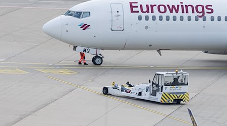Symbolbild - Ein Flugzeug von Eurowings wird am Flughafen Köln/Bonn für den Start fertig gemacht. / Foto: Rolf Vennenbernd/dpa
