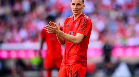 Zvonarek, Noel Aseko Nkili und Adam Aznou erhalten beim FC Bayern Profiverträge. / Foto: Tom Weller/dpa