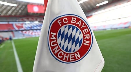 Eine Eckfahne mit dem Logo des FC Bayern steht vor dem Spiel im Stadion. / Foto: Sven Hoppe/dpa/Symbolbild