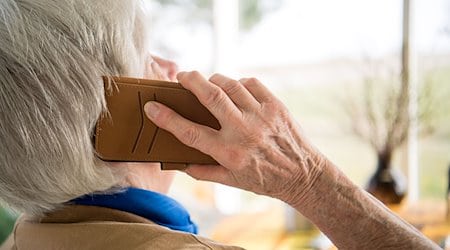 Eine Seniorin telefoniert mit ihrem Smartphone. / Foto: Sebastian Gollnow/dpa/Archiv