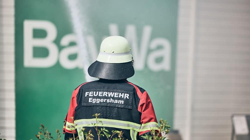 Feuerwehrleute löschen einen Brand in einem Baumarkt in Pocking. / Foto: Tobias C. Köhler/dpa