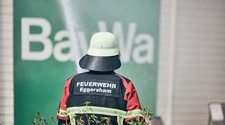 Feuerwehrleute löschen einen Brand in einem Baumarkt in Pocking. / Foto: Tobias C. Köhler/dpa