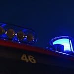 Ein Blaulicht ist auf einem Feuerwehr-Einsatzfahrzeug montiert. / Foto: Philipp von Ditfurth/dpa