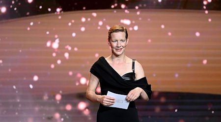 Schauspielerin Sandra Hüller steht bei der Verleihung des Deutschen Filmpreises auf der Bühne. / Foto: Sebastian Christoph Gollnow/dpa/Archivbild