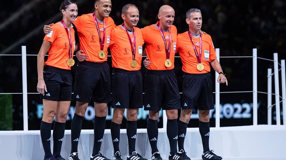 Kathryn Nesbitt, Ismail Elfath, Pawel Sokolnicki, Referee Szymon Marciniak und Tomasz Listkiewicz bei einem Foto nach dem WM Finale. / Foto: Tom Weller/dpa