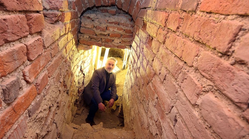 Kreisheimatpfleger Markus Fischer in einem fast 900 Jahre alten Mauergang der Burg in Mindelheim. / Foto: Karl-Josef Hildenbrand/dpa