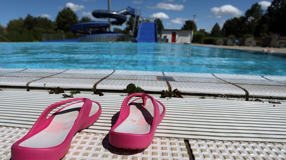 Flip Flops stehen im Freibad Bärenkeller am Beckenrand des menschenleeren Nichtschwimmerbeckens. / Foto: Karl-Josef Hildenbrand/dpa