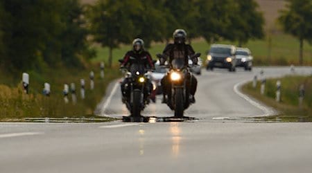 Zwei Biker fahren über eine Landstraße. / Foto: Robert Michael/dpa-Zentralbild/Symbolbild