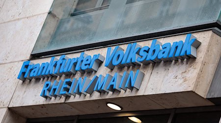 Außenansicht der Frankfurter Volksbank mit Logo. / Foto: Jörg Halisch/dpa