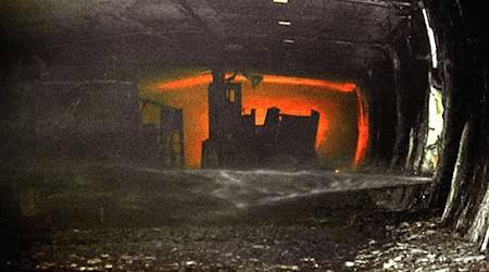 Gespenstisch leuchtet die rote Feuersbrunst aus dem Tauerntunnel. / Foto: epa apa/APA/dpa/Archivbild