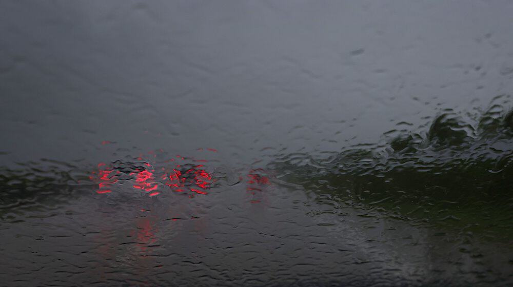 Autos sind während heftigen Regens auf der Autobahn 93 (A93) zu sehen. / Foto: Karl-Josef Hildenbrand/dpa