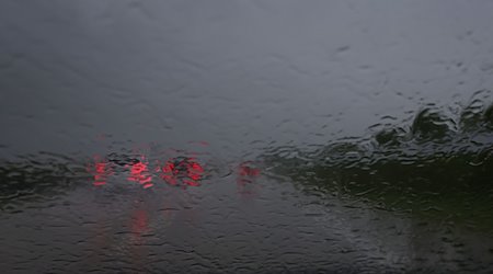 Autos sind während heftigen Regens auf der Autobahn 93 (A93) zu sehen. / Foto: Karl-Josef Hildenbrand/dpa