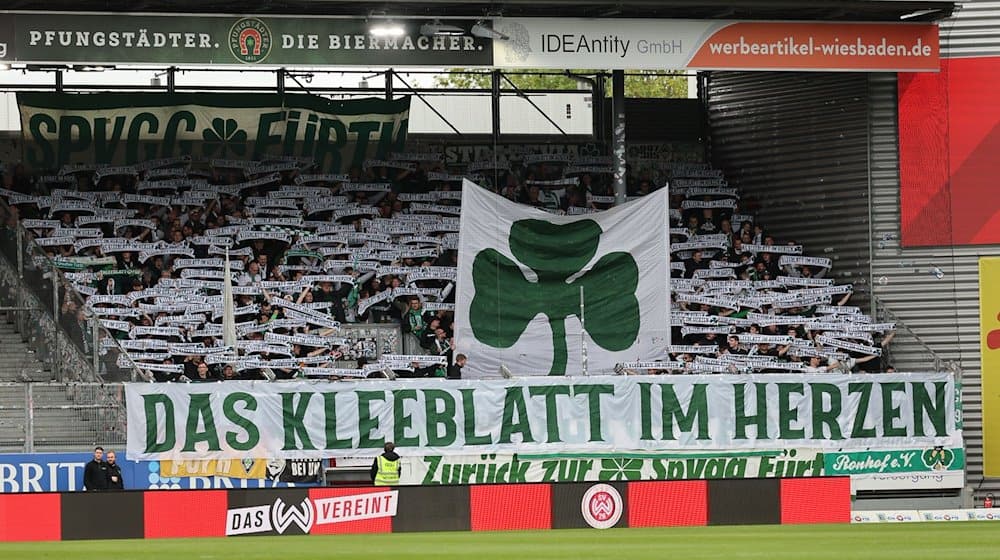 Blick auf die mitgereisten Fans von Greuther Fürth im Gästeblock. / Foto: Jörg Halisch/dpa