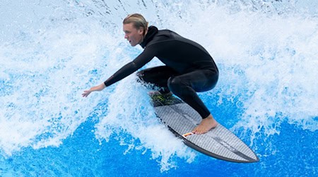 Tim Elter, Surfer, surft vor der Eröffnung von Deutschlands erstem Surfpark während einer Pressekonferenz auf der Anlage der O2 Surftown. Elter startet bei den Olympischen Spielen 2024 in Paris. / Foto: Sven Hoppe/dpa