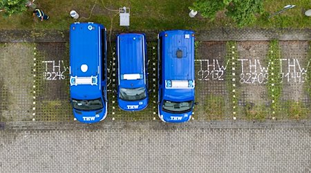 Einsatzfahrzeuge stehen bei der Großübung des Technischen Hilfswerks (THW) «Dresdner Blitz» auf dem Gelände des THW. / Foto: Robert Michael/dpa