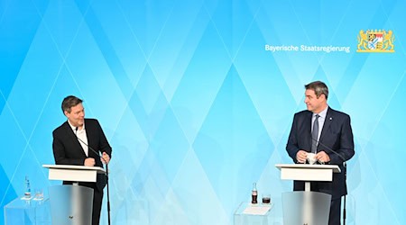 Robert Habeck (Bündnis 90/Die Grünen - l) und Markus Söder (CSU), Ministerpräsident von Bayern, geben eine Pressekonferenz. / Foto: Tobias Hase/dpa/Archivbild