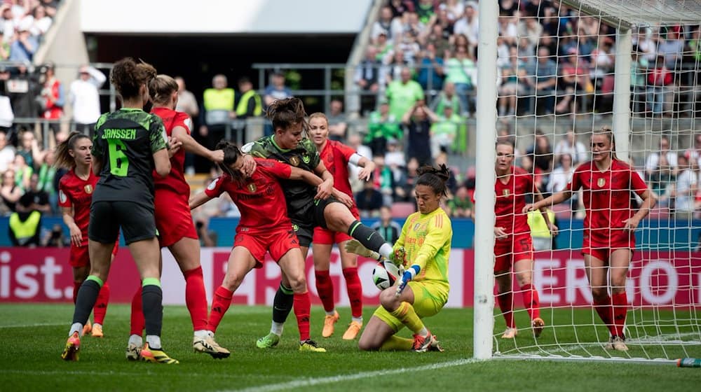 Zweikampf vor dem bayrischen Tor zwischen Wolfsburgs Lena Oberdorf (M) und Bayerns Jovana Damnjanović (3.v.l.) und Bayerns Torwärtin Maria Luisa Grohs (3.v.r.). / Foto: Fabian Strauch/dpa